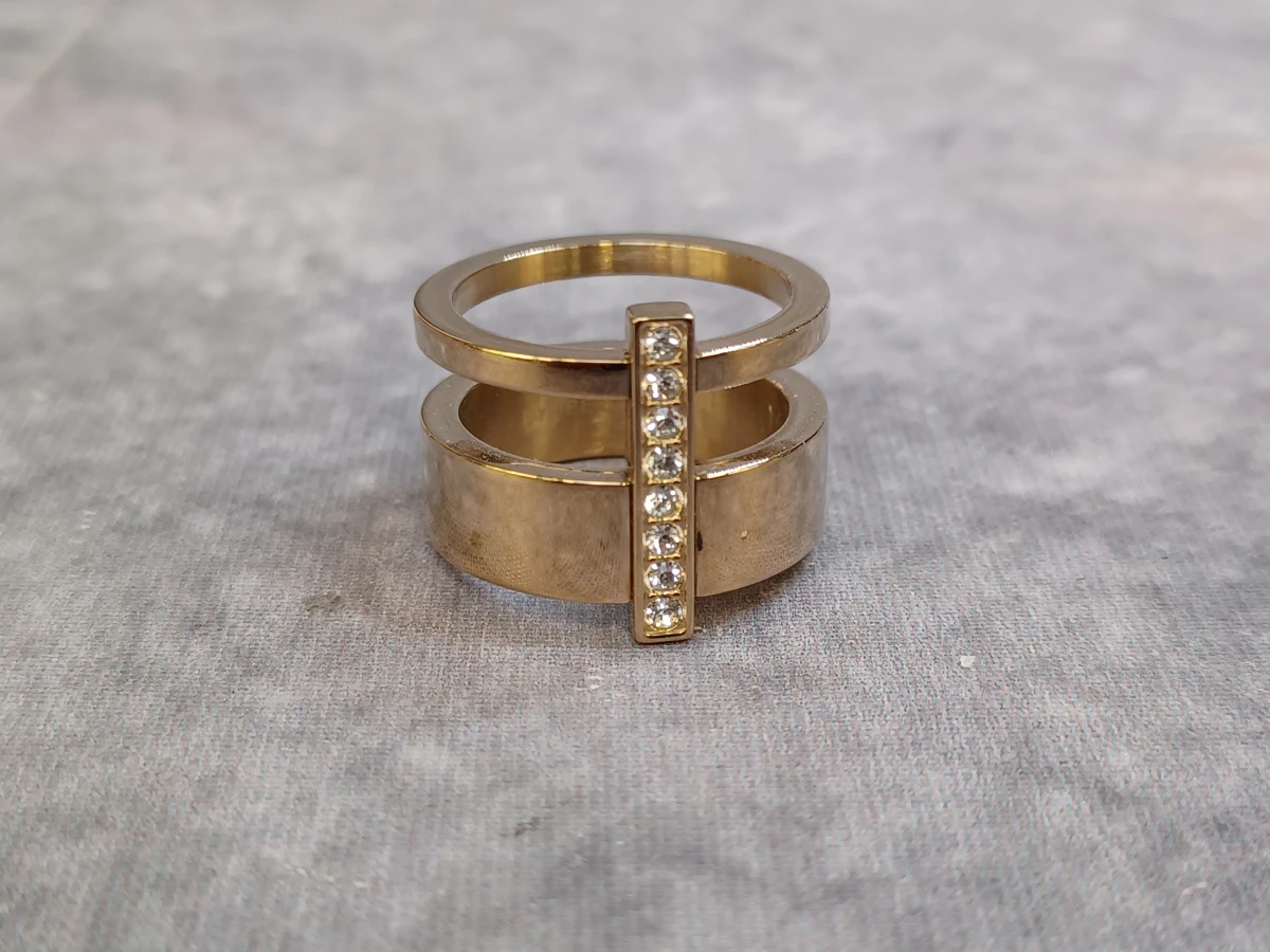 Dyrberg/Kern goudkleurige sieradenset - Ring en oorbellen met kristallen - foto 2