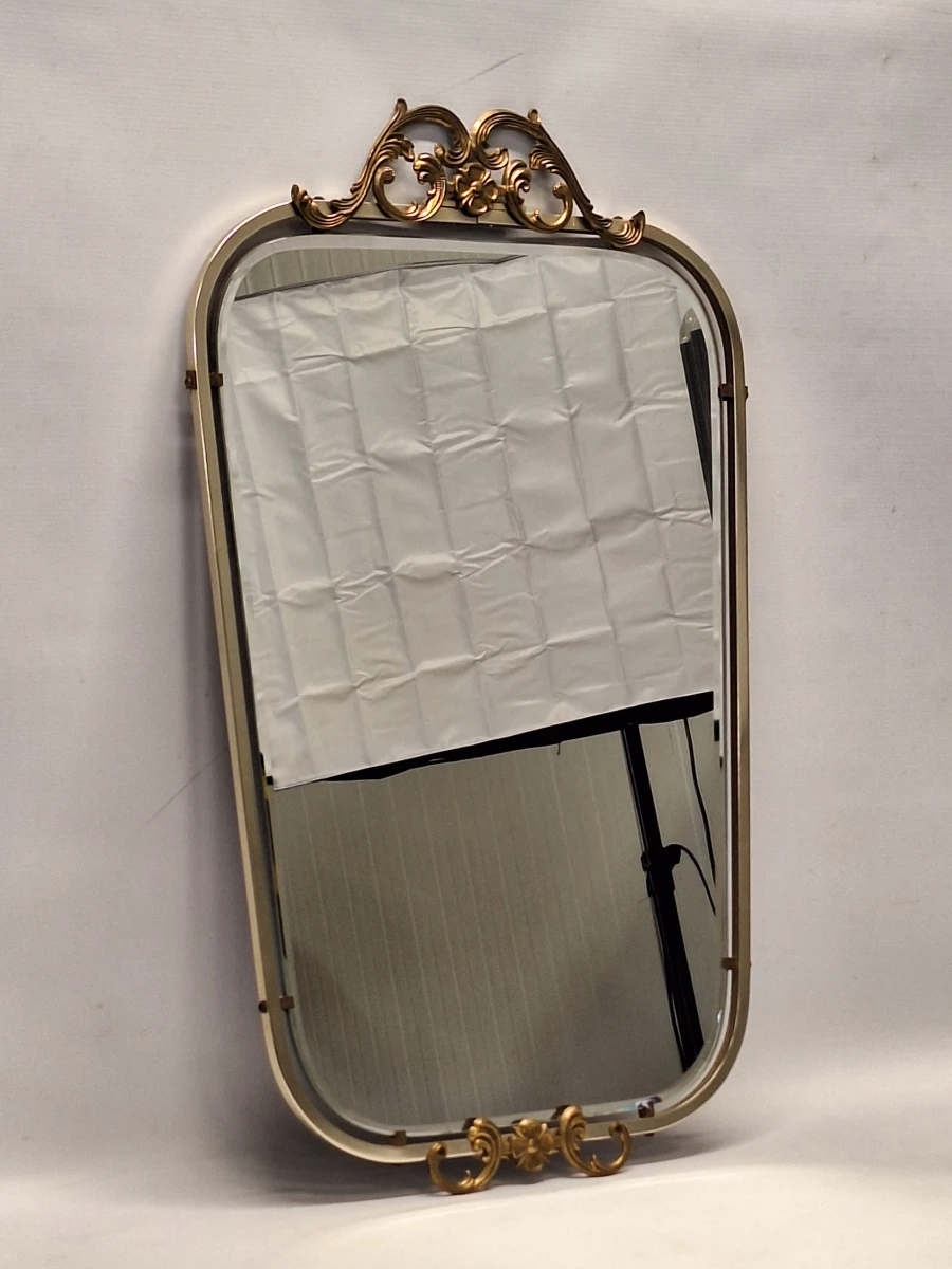 Vintage Hollywood Regency wandspiegel met facetgeslepen glas en messingkleurige ornamenten - foto 6