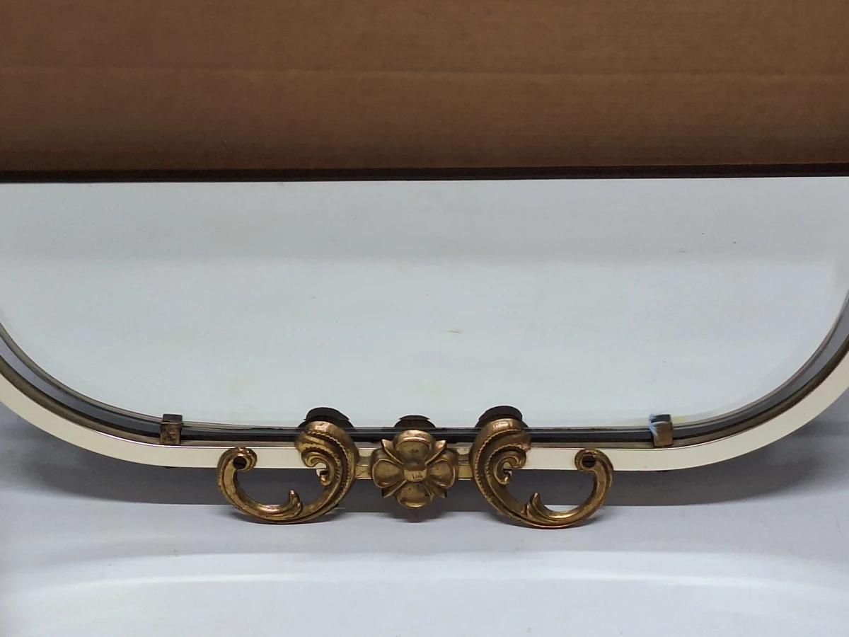 Vintage Hollywood Regency wandspiegel met facetgeslepen glas en messingkleurige ornamenten - foto 5