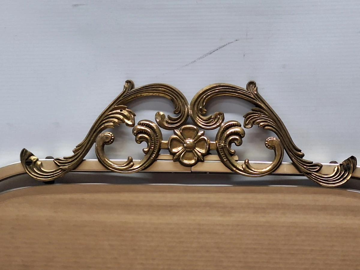 Vintage Hollywood Regency wandspiegel met facetgeslepen glas en messingkleurige ornamenten - foto 4