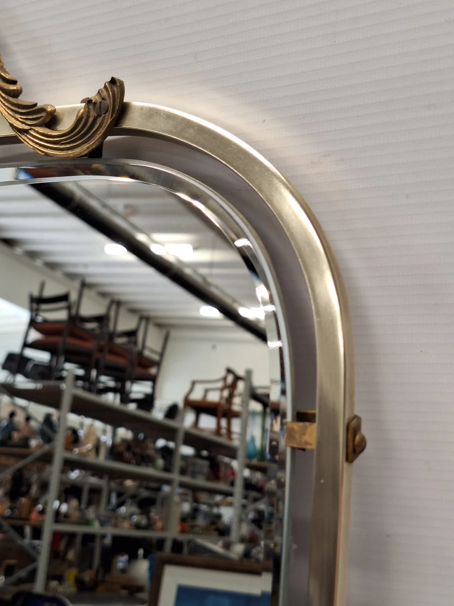 Vintage Hollywood Regency wandspiegel met facetgeslepen glas en messingkleurige ornamenten - foto 7