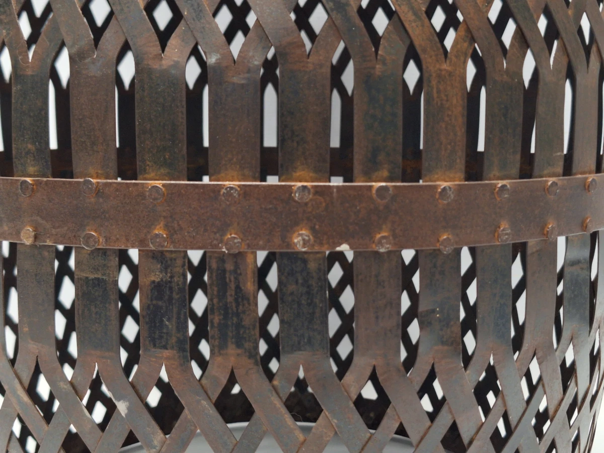 Ambachtelijke ijzeren bijzettafel – handgevlochten met rustieke patina - foto 7