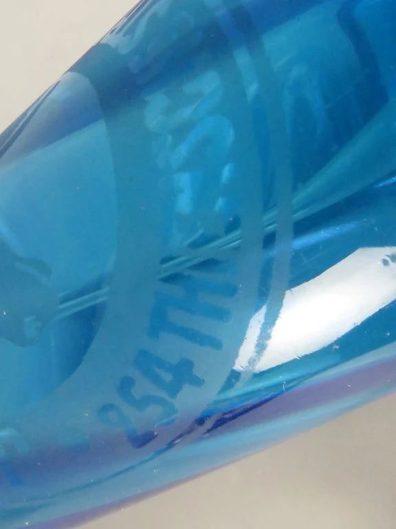 Blauwe vintage sodafles met metalen dop - foto 5