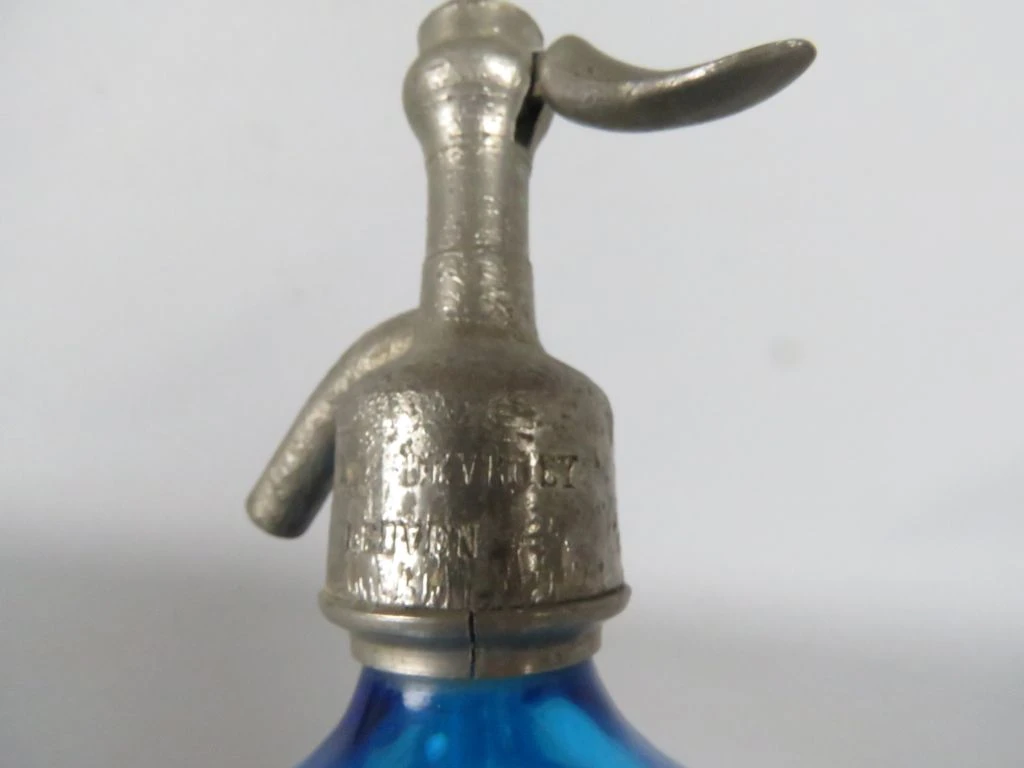 Blauwe vintage sodafles met metalen dop - foto 2