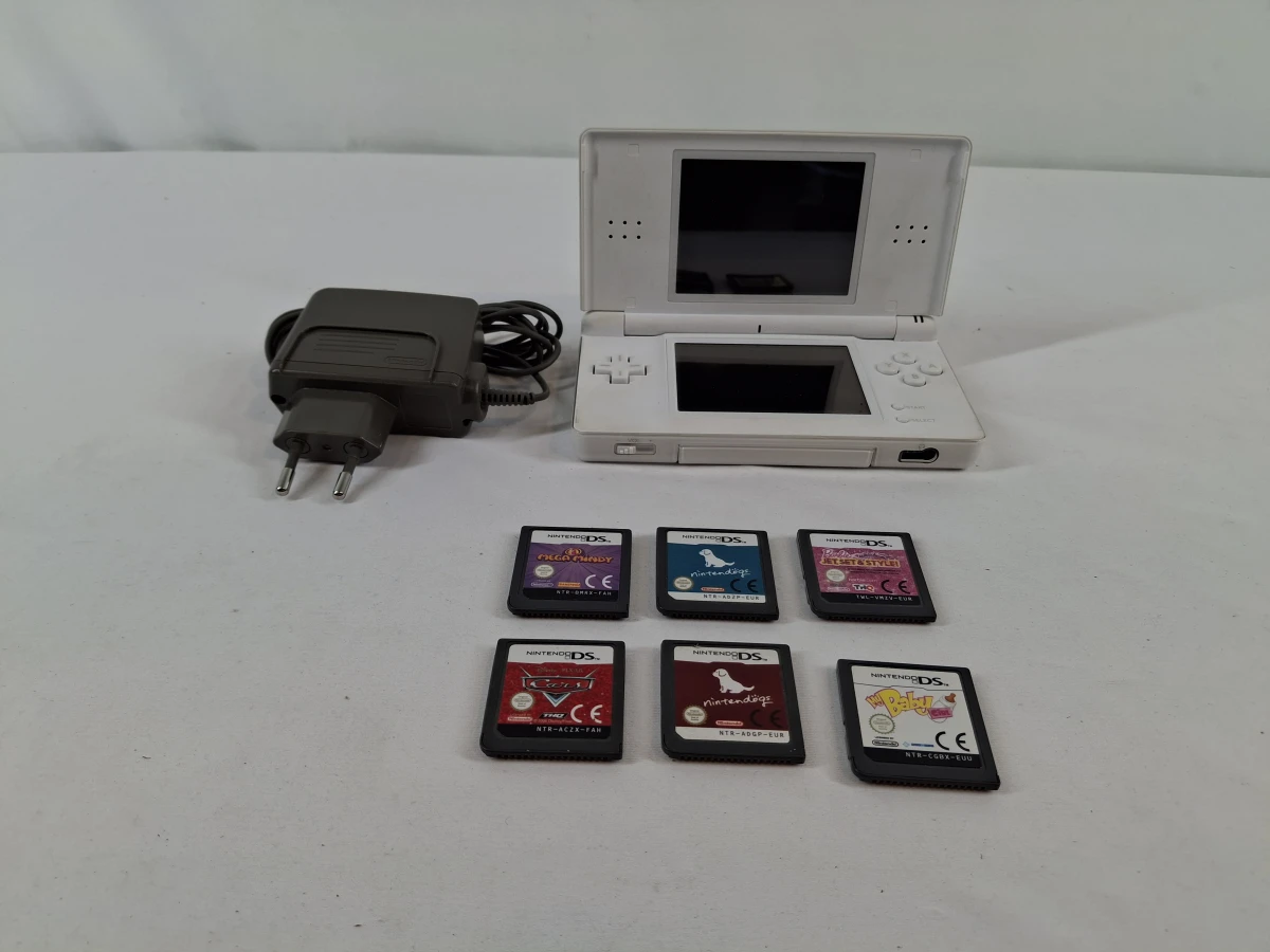 Nintendo DS met oplader en 6 spelcartridges – kavel bij De Kringwinkel, Geraardsbergen
