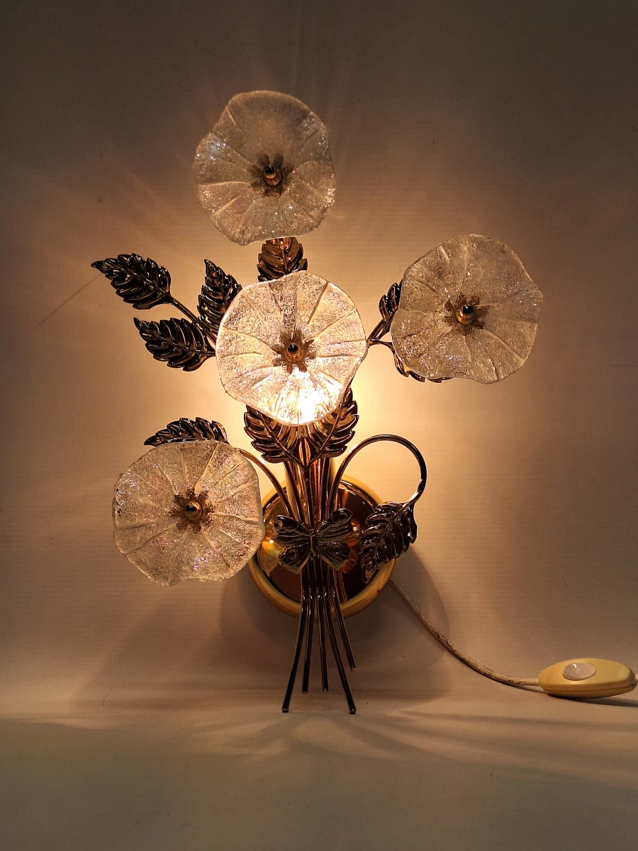 Vintage Italiaanse florale wandlamp jaren ’70/’80 – verguld met vier Murano-glazen bloemen - foto 2