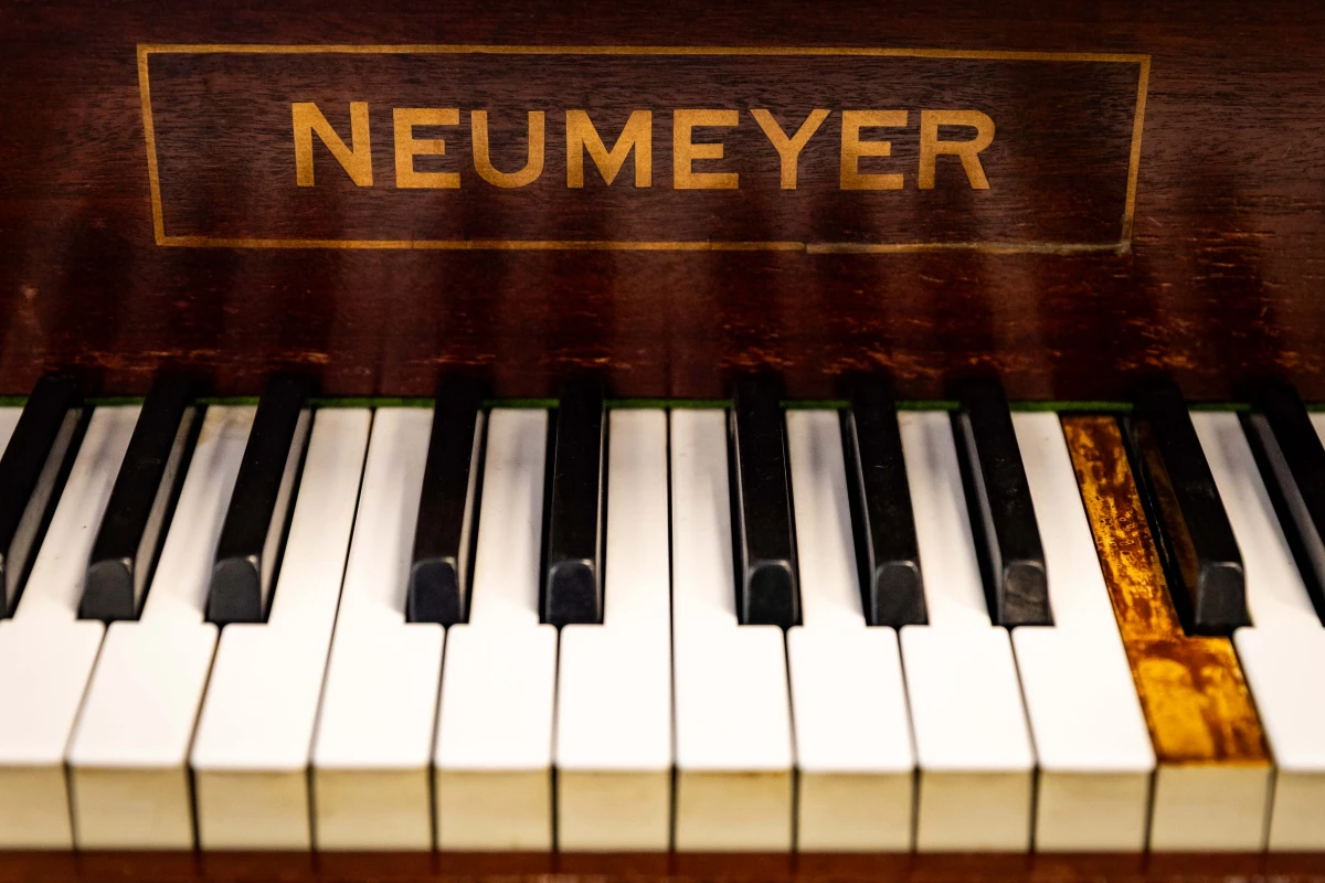 Vleugelpiano Neumeyer met bankje - foto 3