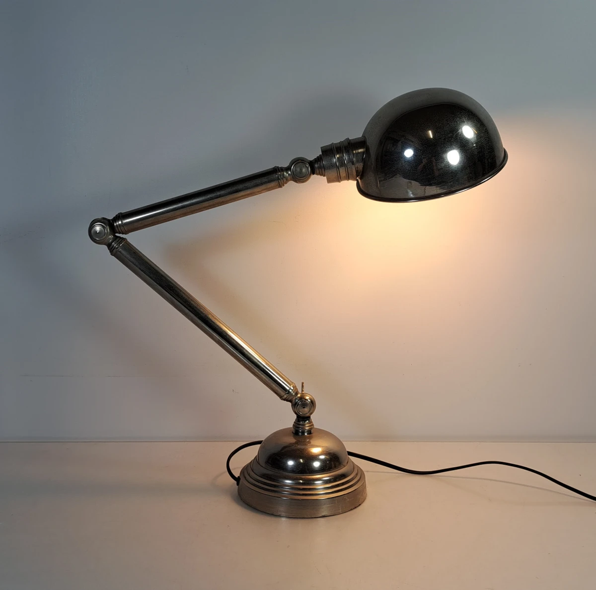Verstelbare metalen industriële bureaulamp met bolvormige kap - foto 3