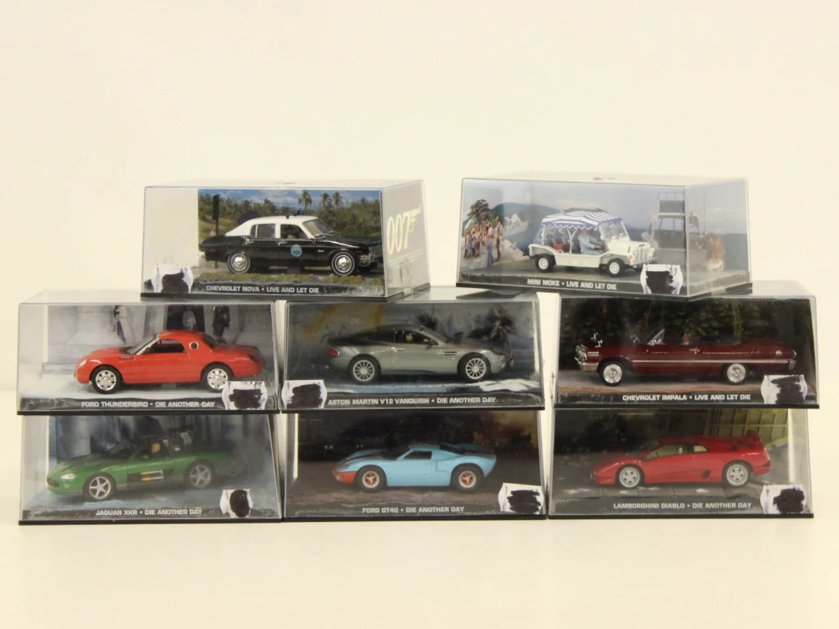 Set van 8 James Bond modelauto's in display - foto 1