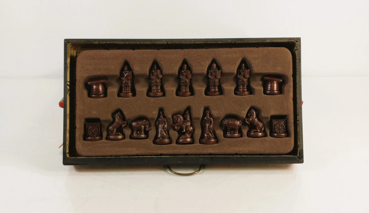 Decoratief Chinees schaakspel met houten schaakstukken en opbergkist - foto 5