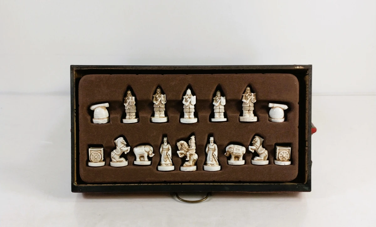 Decoratief Chinees schaakspel met houten schaakstukken en opbergkist - foto 4