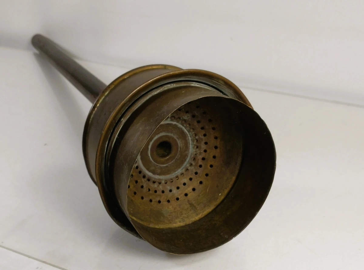 Antieke messing wasstamper met houten steel, Thérèse Luco - foto 5
