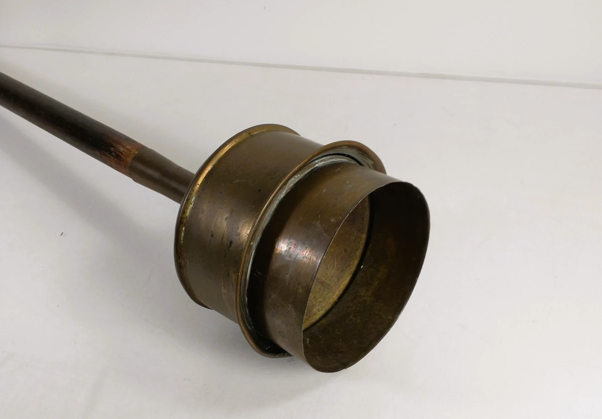 Antieke messing wasstamper met houten steel, Thérèse Luco - foto 4