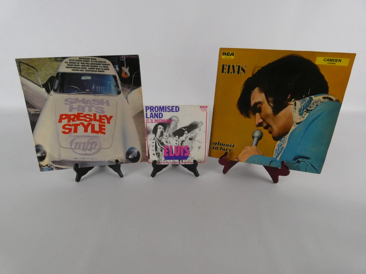 Elvis Presley verzamelset: platen, metalen borden en postzegel - foto 27