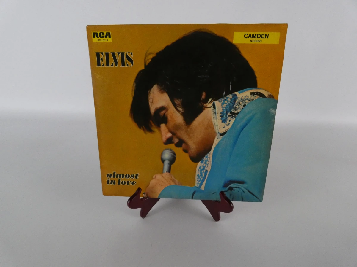 Elvis Presley verzamelset: platen, metalen borden en postzegel - foto 28
