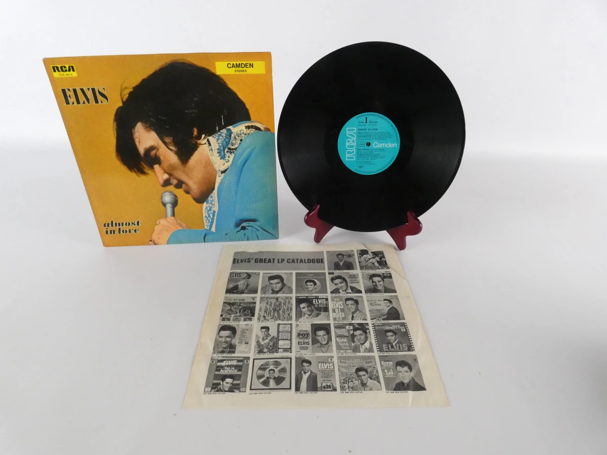 Elvis Presley verzamelset: platen, metalen borden en postzegel - foto 30