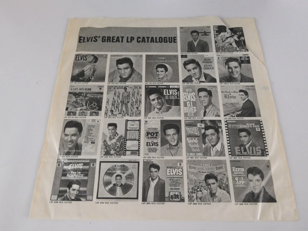 Elvis Presley verzamelset: platen, metalen borden en postzegel - foto 33