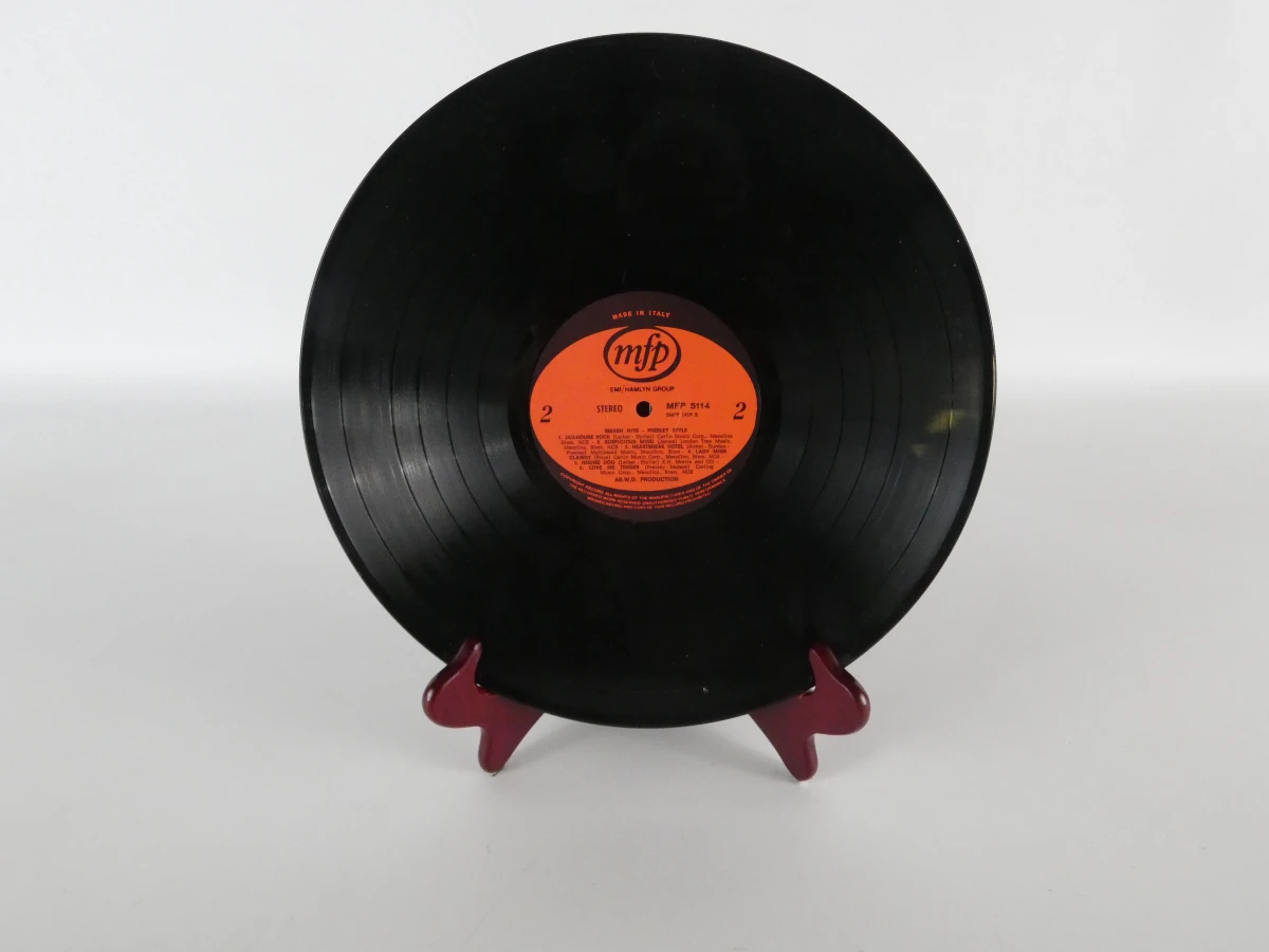 Elvis Presley verzamelset: platen, metalen borden en postzegel - foto 41