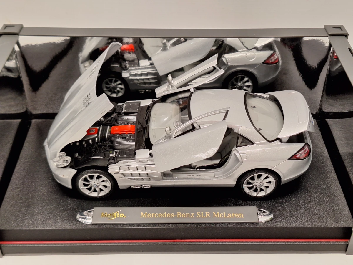 Verzameling van drie Maisto schaalmodellen 1:18 met Jaguar, Lamborghini en Mercedes - foto 8