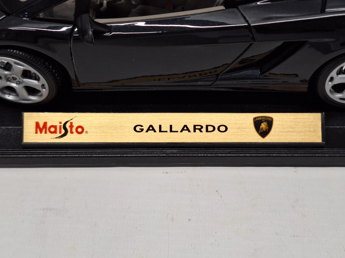 Verzameling van drie Maisto schaalmodellen 1:18 met Jaguar, Lamborghini en Mercedes - foto 12