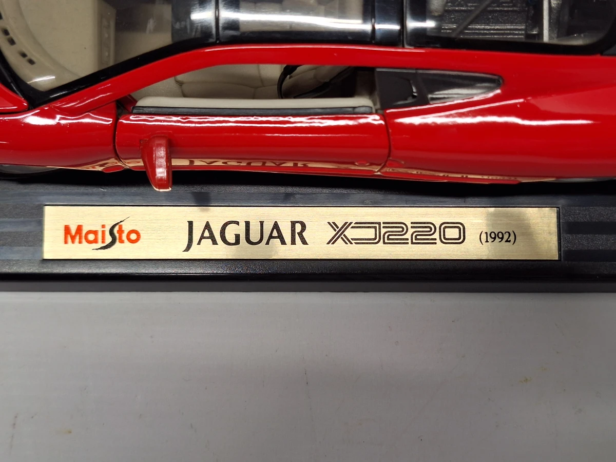 Verzameling van drie Maisto schaalmodellen 1:18 met Jaguar, Lamborghini en Mercedes - foto 20