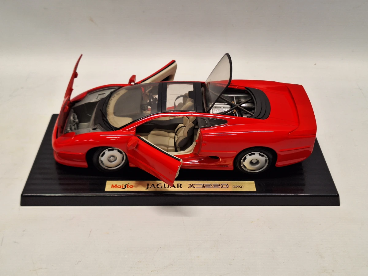 Verzameling van drie Maisto schaalmodellen 1:18 met Jaguar, Lamborghini en Mercedes - foto 18