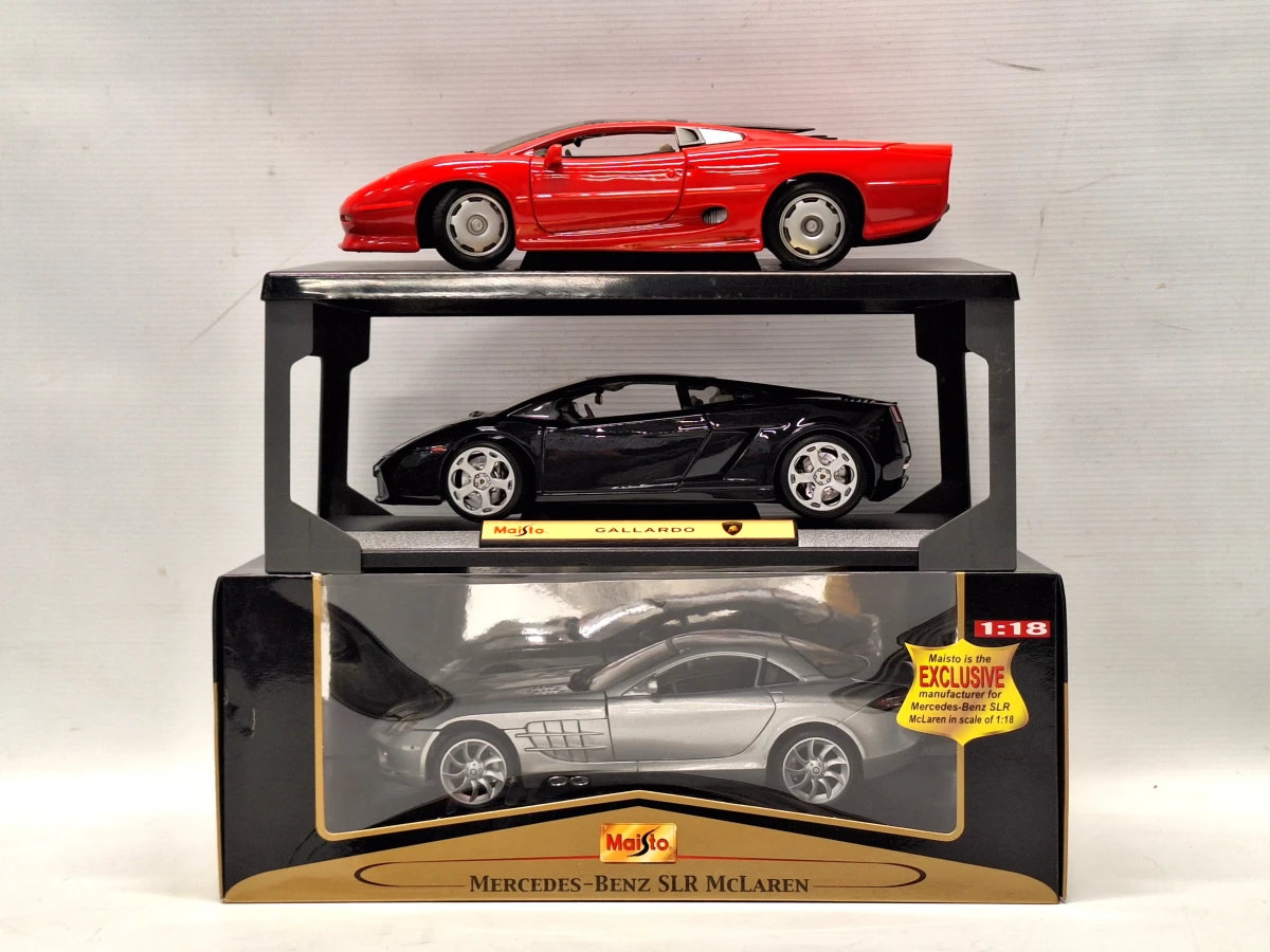 Verzameling van drie Maisto schaalmodellen 1:18 met Jaguar, Lamborghini en Mercedes - foto 2