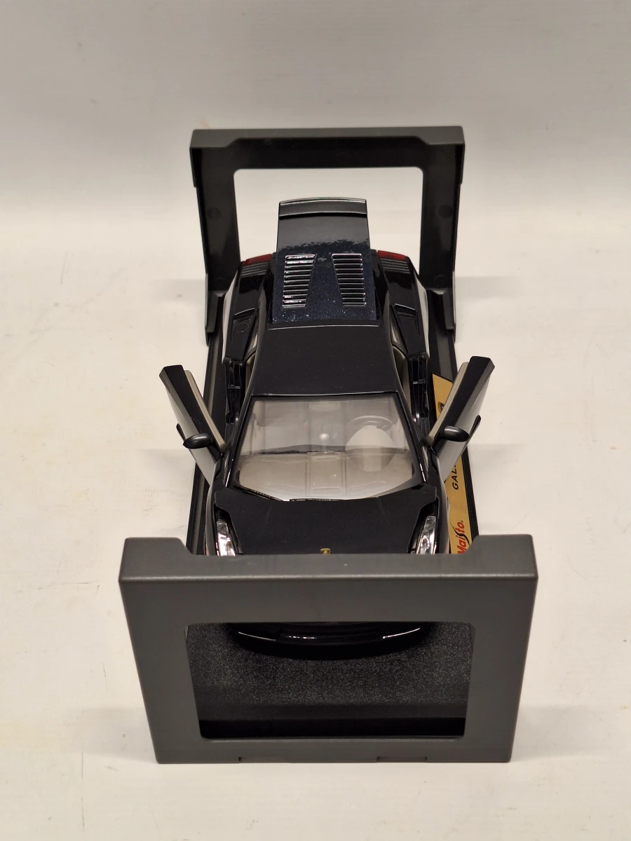 Verzameling van drie Maisto schaalmodellen 1:18 met Jaguar, Lamborghini en Mercedes - foto 14