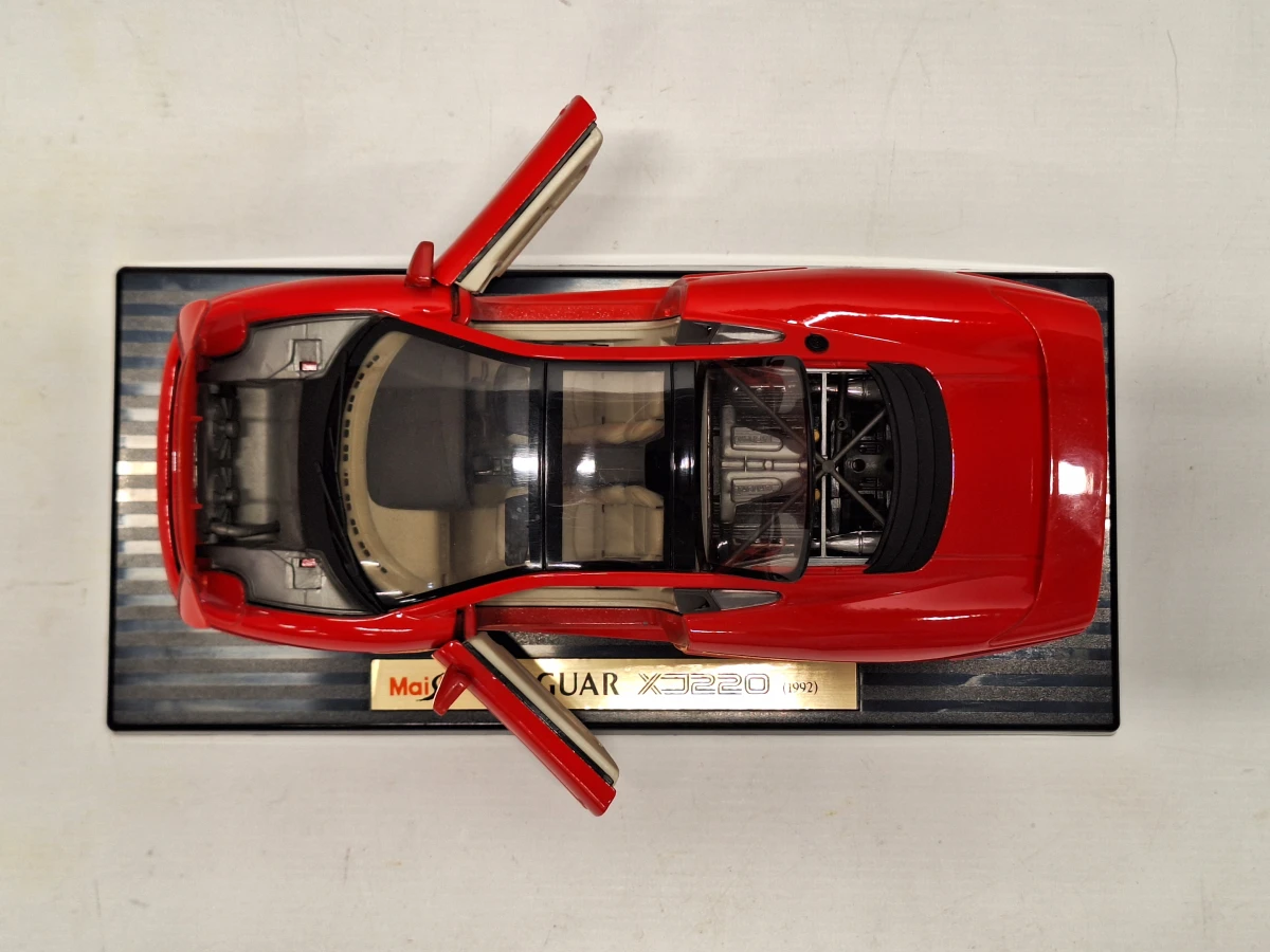 Verzameling van drie Maisto schaalmodellen 1:18 met Jaguar, Lamborghini en Mercedes - foto 19