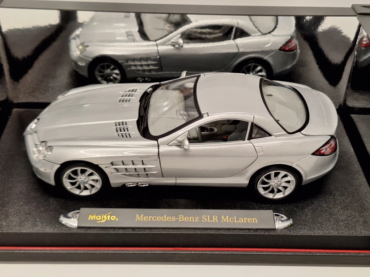 Verzameling van drie Maisto schaalmodellen 1:18 met Jaguar, Lamborghini en Mercedes - foto 7