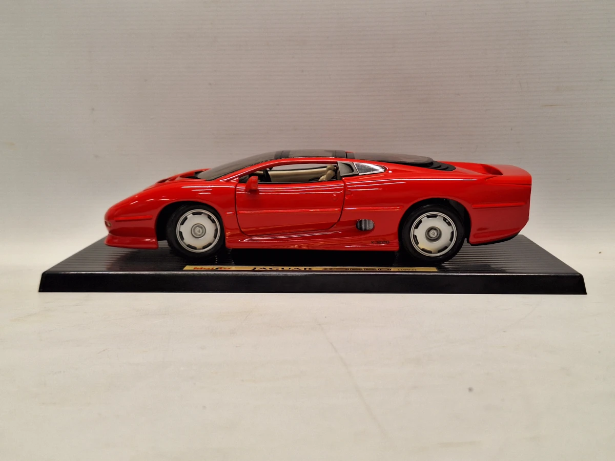 Verzameling van drie Maisto schaalmodellen 1:18 met Jaguar, Lamborghini en Mercedes - foto 17