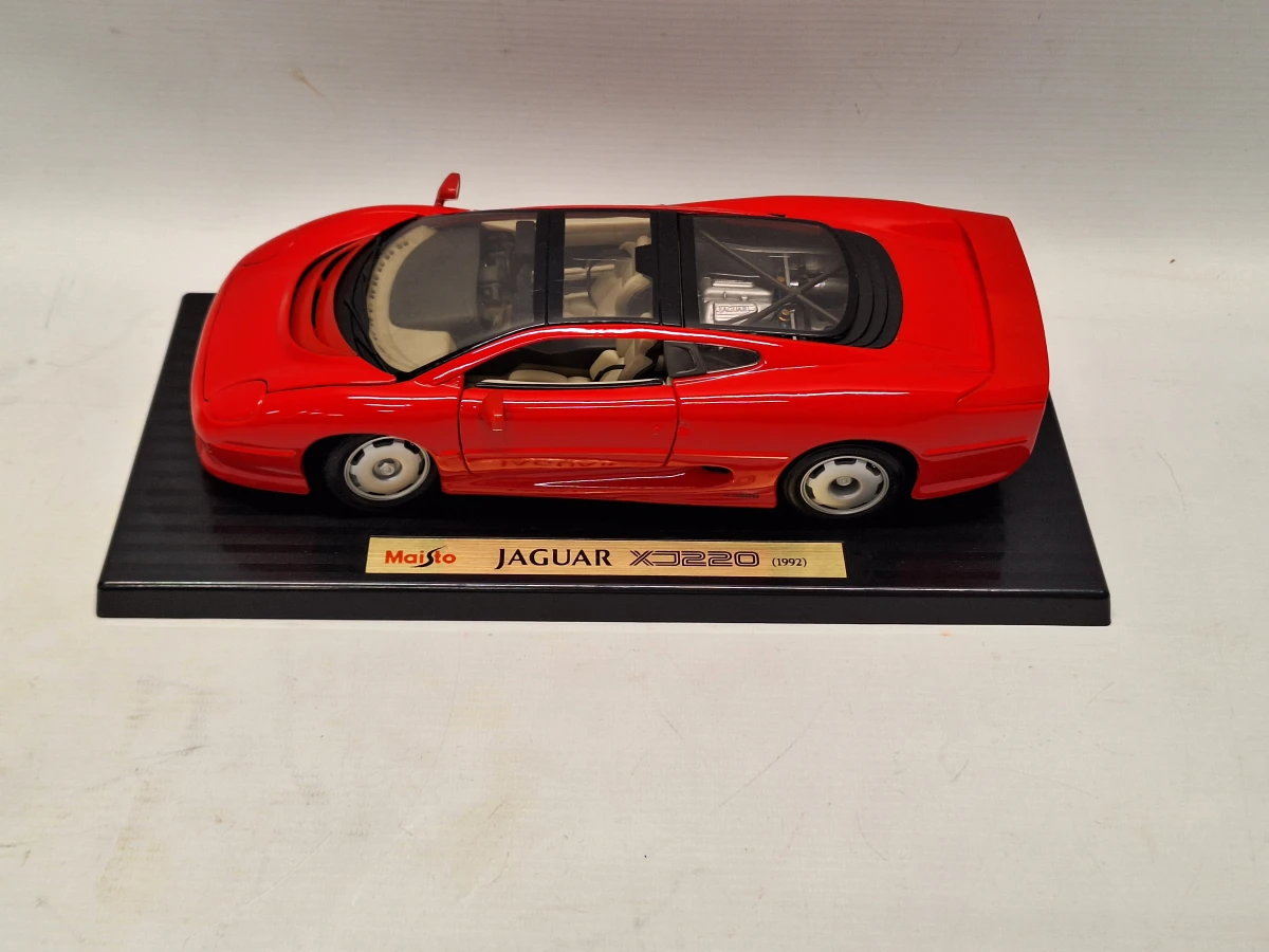Verzameling van drie Maisto schaalmodellen 1:18 met Jaguar, Lamborghini en Mercedes - foto 16