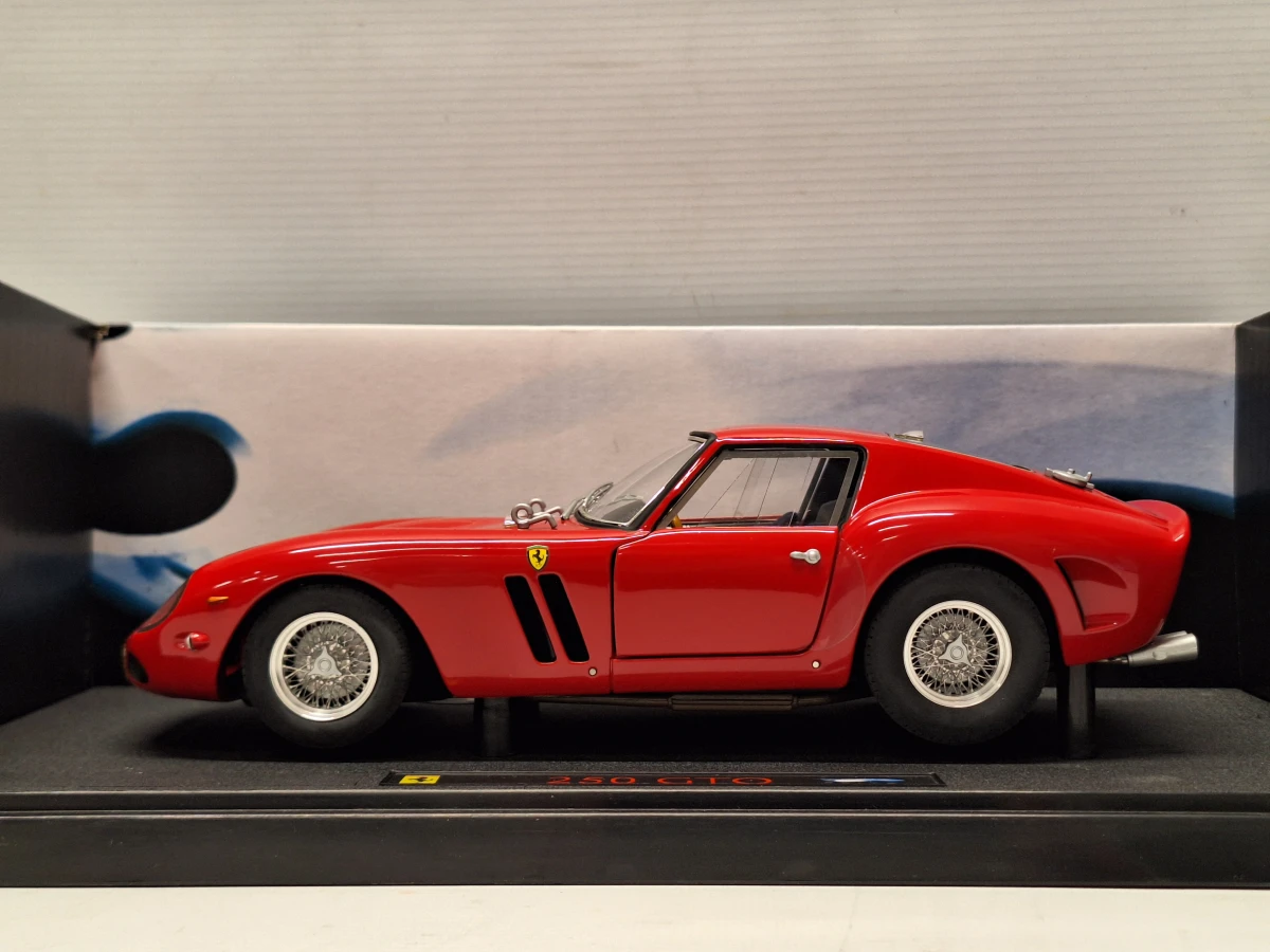 Set van twee Ferrari GTO schaalmodellen 1:18 Hot Wheels Elite - foto 12