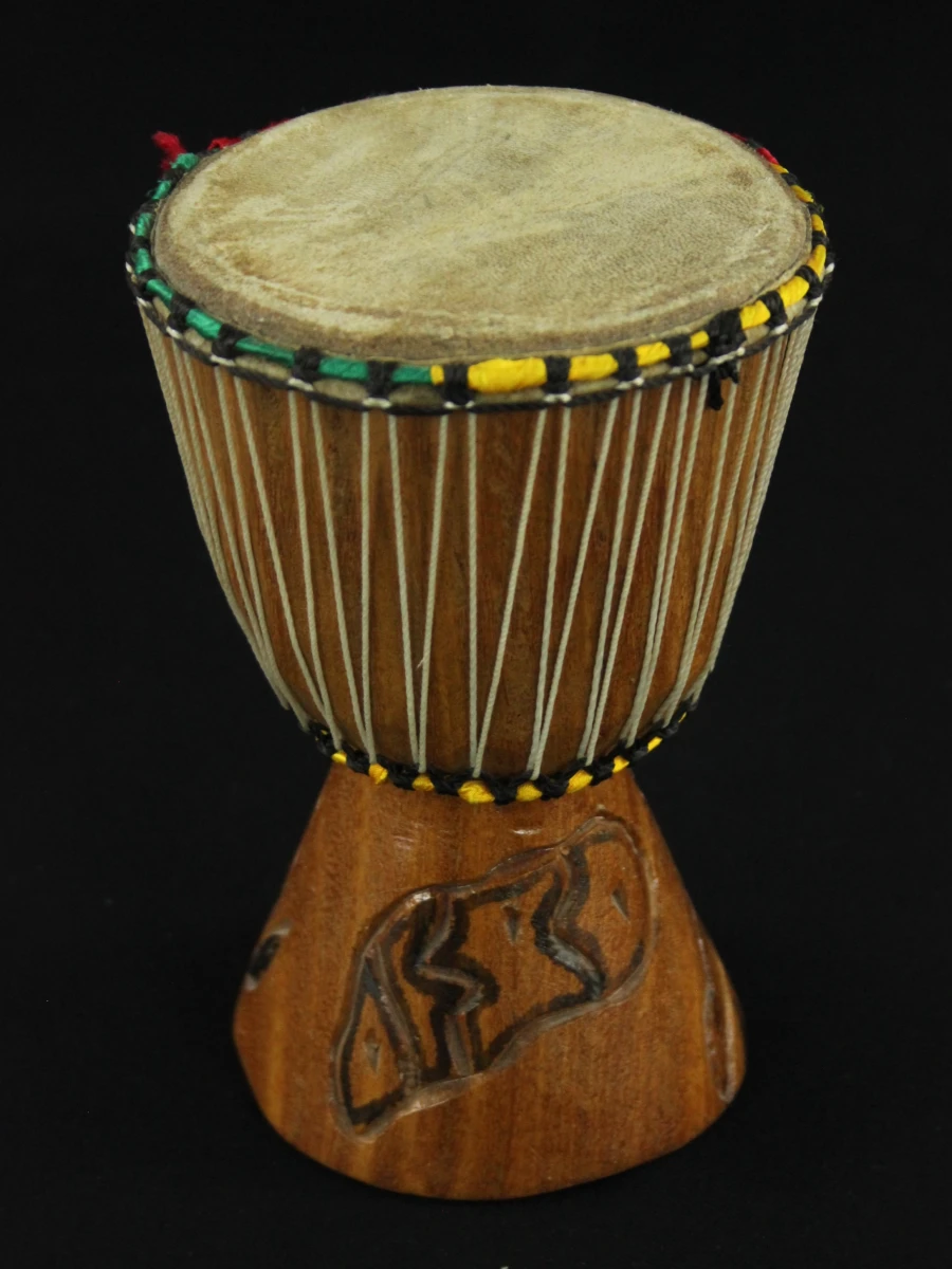 Kleine houten djembe trommel met decoratieve gravures - foto 2