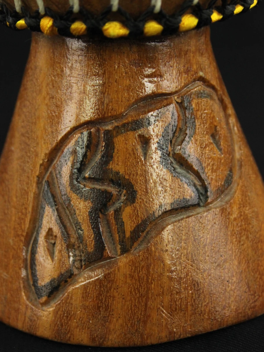 Kleine houten djembe trommel met decoratieve gravures - foto 3