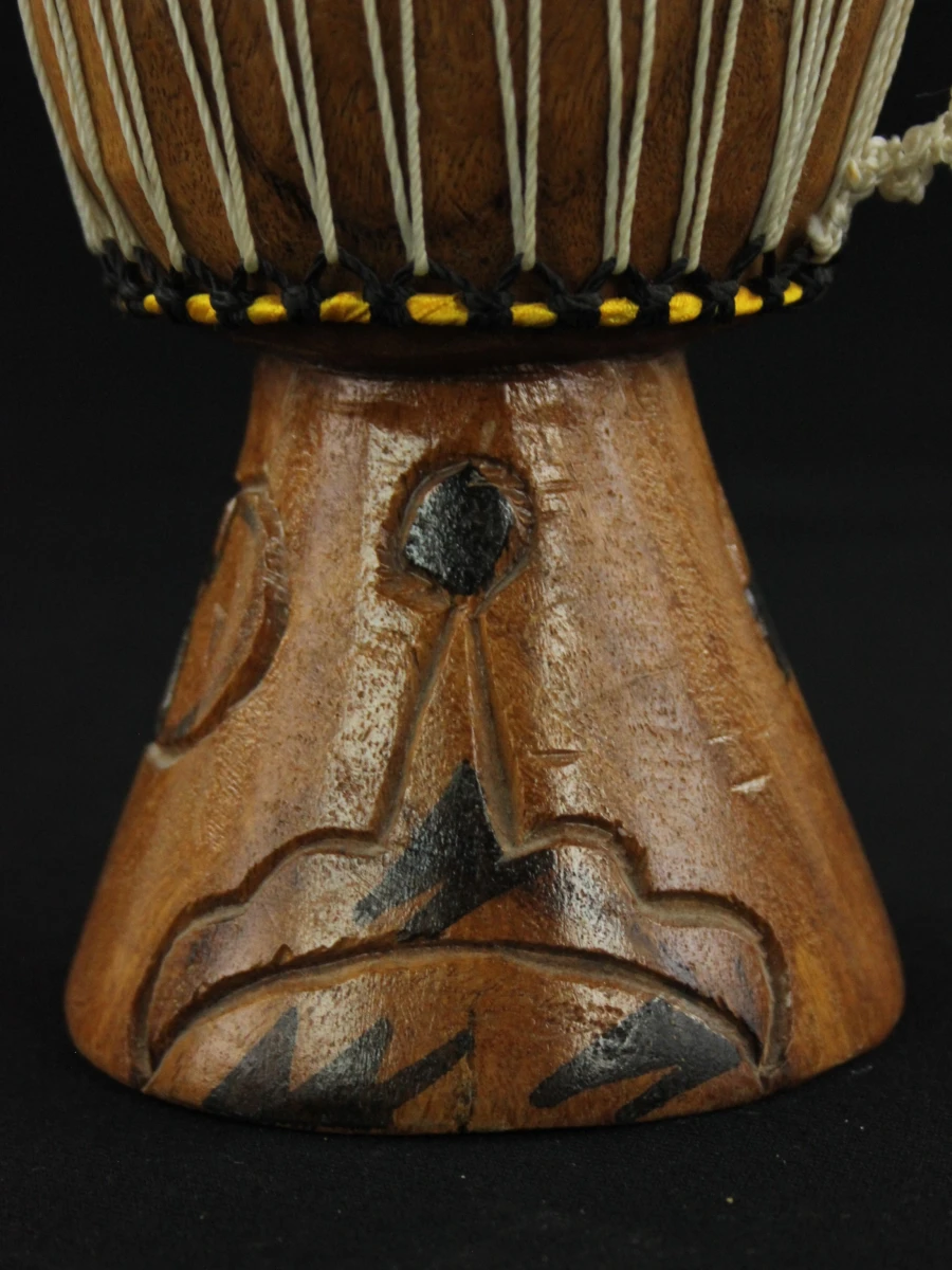 Kleine houten djembe trommel met decoratieve gravures - foto 4