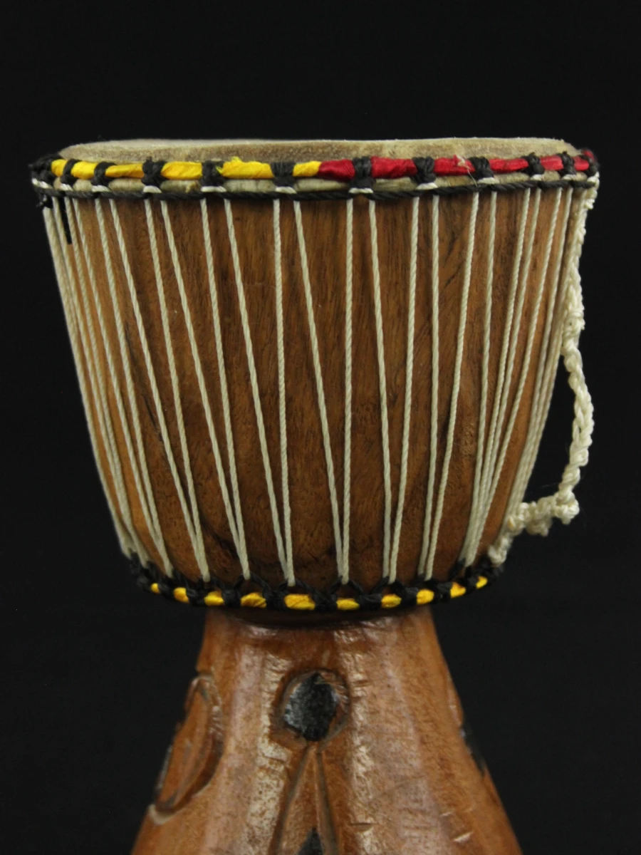 Kleine houten djembe trommel met decoratieve gravures - foto 5