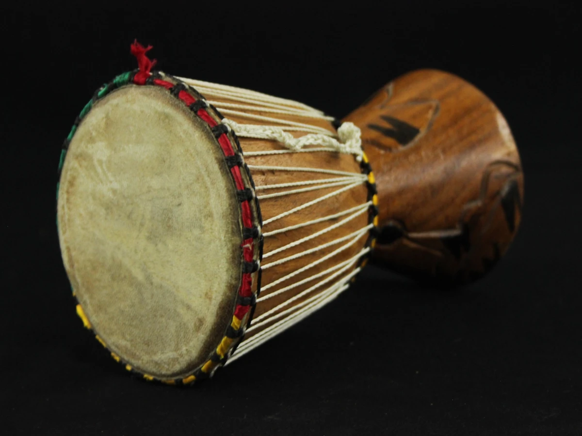 Kleine houten djembe trommel met decoratieve gravures - foto 6