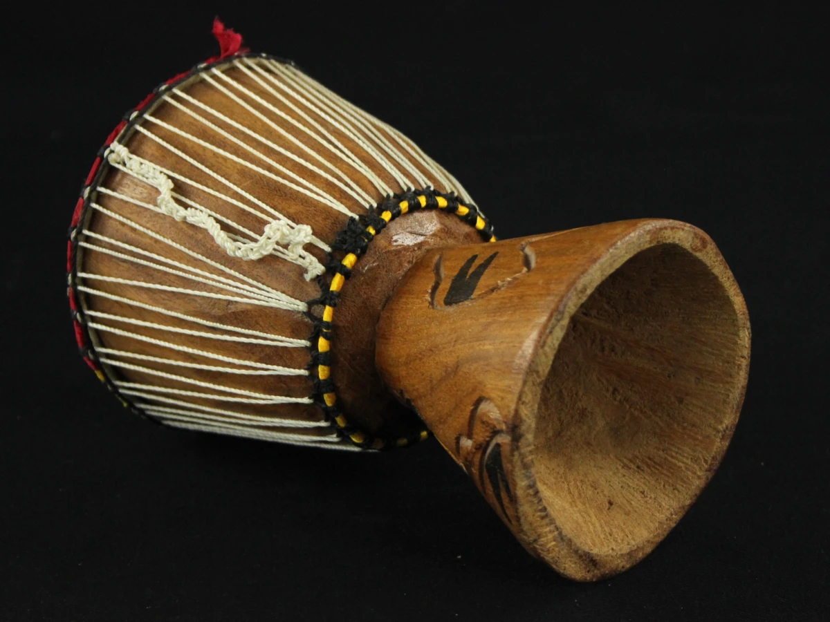 Kleine houten djembe trommel met decoratieve gravures - foto 7