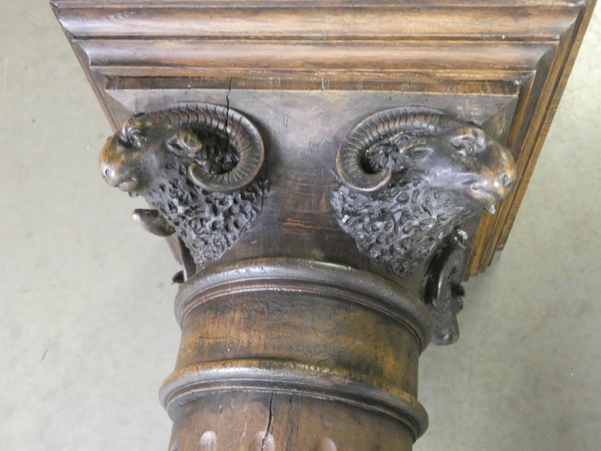 Houten zuil met ramshoofden - foto 10