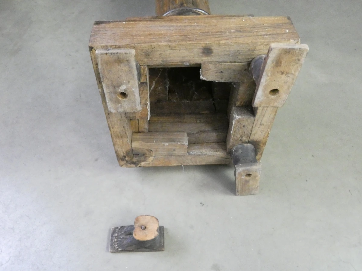 Houten zuil met ramshoofden - foto 11