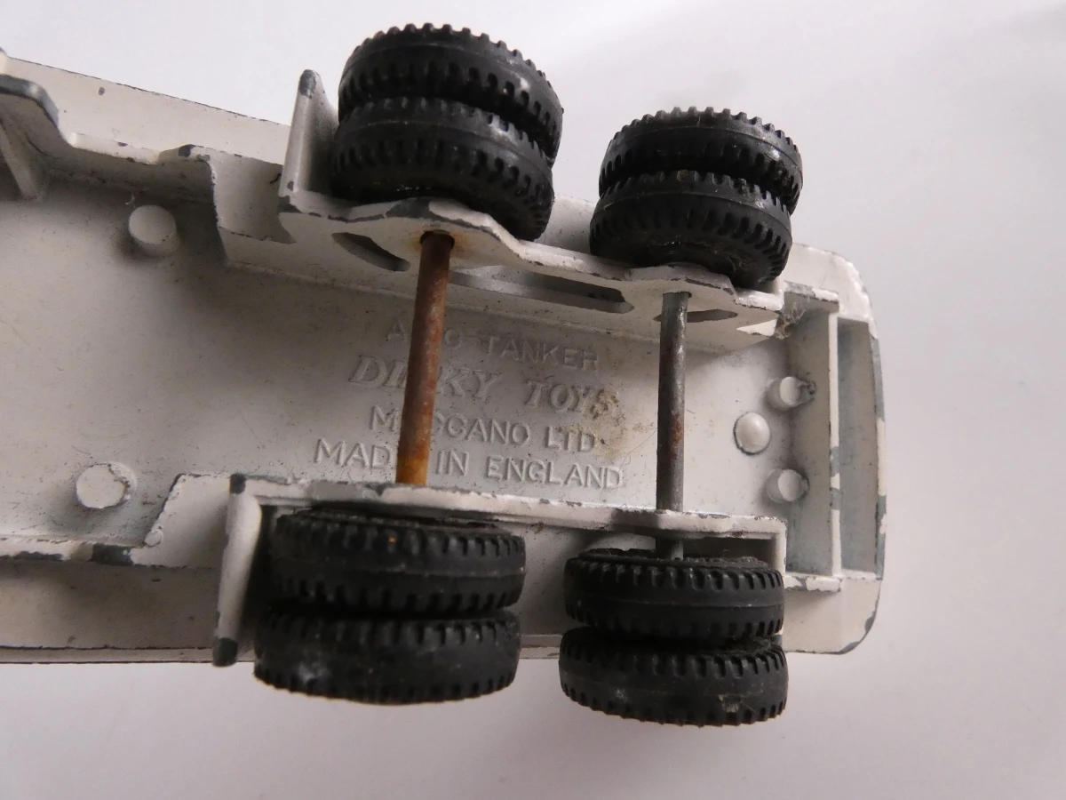 Set vintage Dinky Toys modelauto's en verkeersborden - foto 12