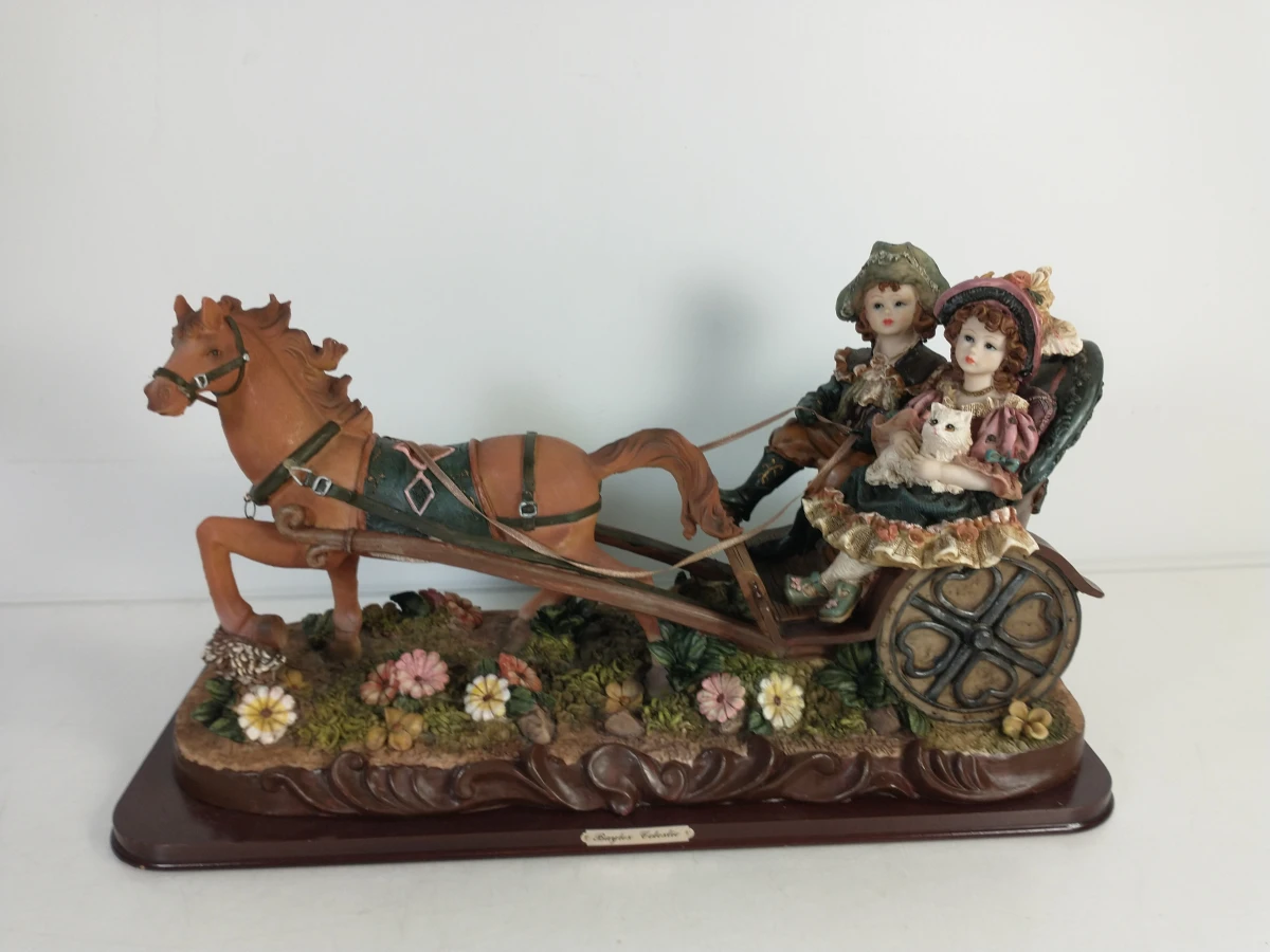 Decoratief beeldje met paard en koets met kinderen - foto 2