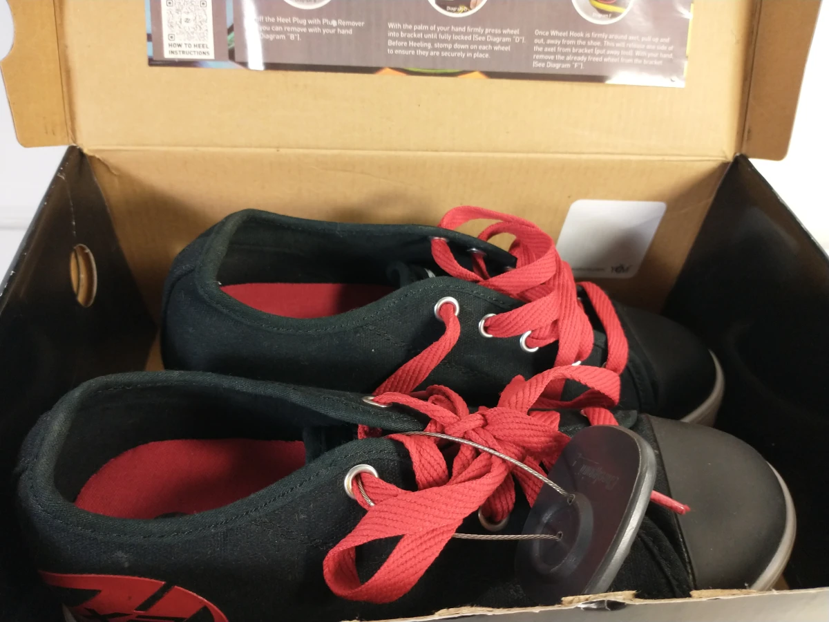 Zwarte sneakers Heelys met rode veters en wieltjes maat 36,5 - foto 4