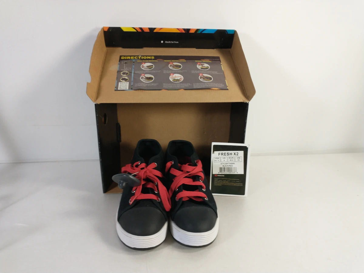 Zwarte sneakers Heelys met rode veters en wieltjes maat 36,5 – kavel bij De Kringwinkel, Turnhout