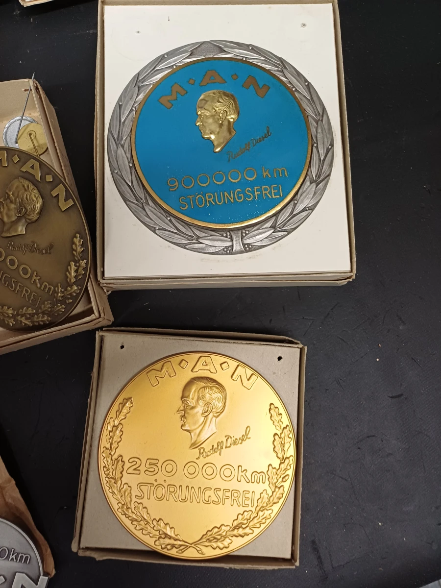 Lot van 16 vintage MAN “Störungsfrei” medailles/badges - foto 6