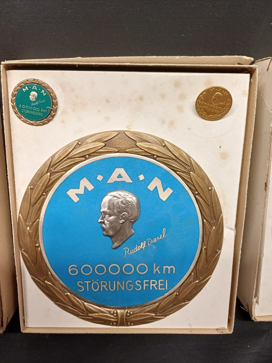 Lot van 16 vintage MAN “Störungsfrei” medailles/badges - foto 8
