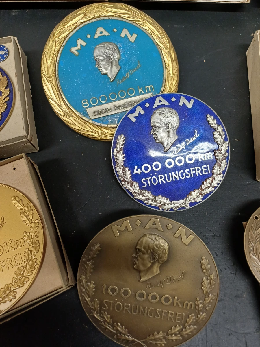 Lot van 16 vintage MAN “Störungsfrei” medailles/badges - foto 3