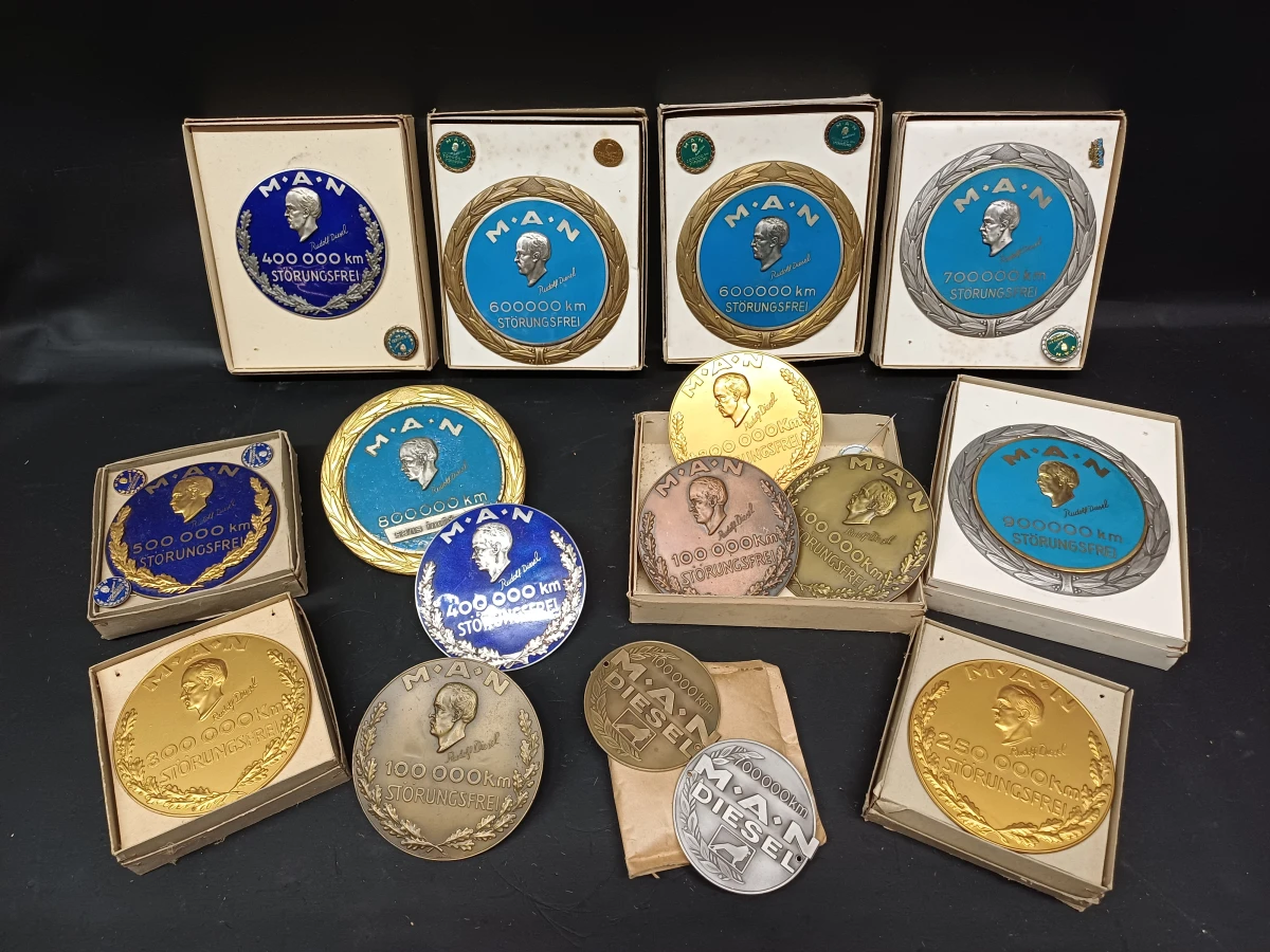Lot van 16 vintage MAN “Störungsfrei” medailles/badges – kavel bij De Kringwinkel, Ninove