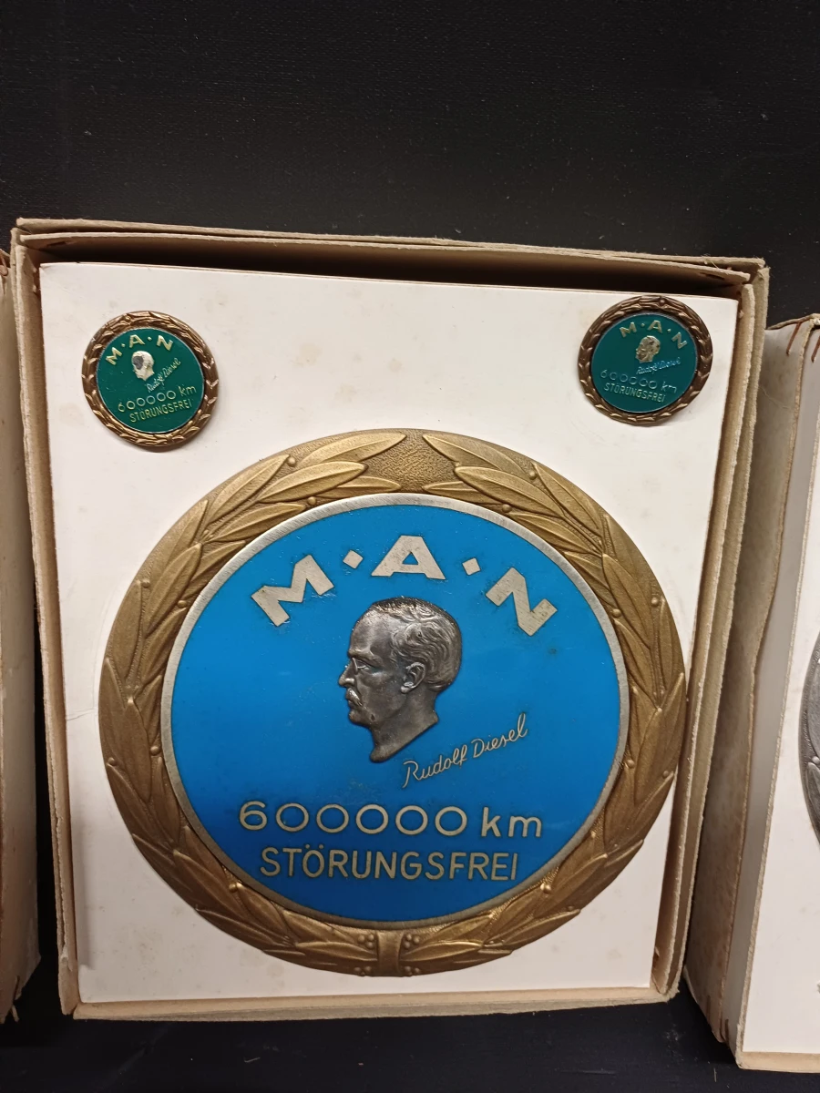 Lot van 16 vintage MAN “Störungsfrei” medailles/badges - foto 9